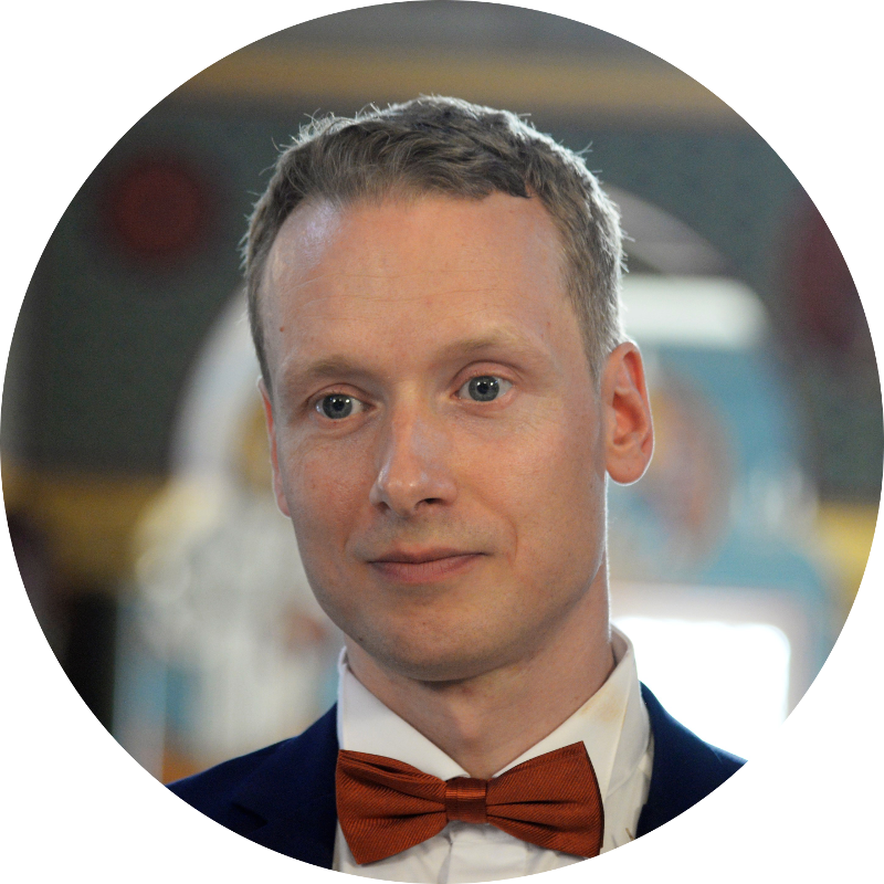 Lauri_profile_suit_round